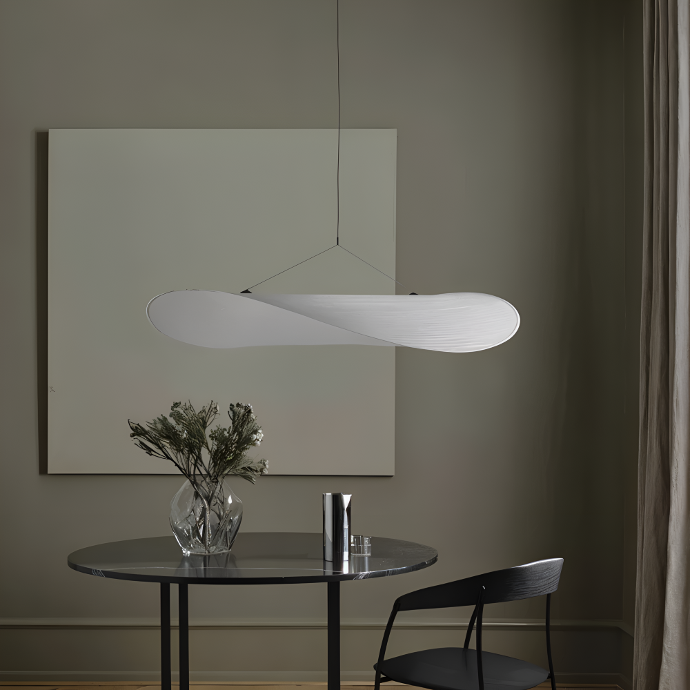 Plafonnier LED Silvara contemporain, suspension design salle à manger, éclairage d'ambiance raffiné.