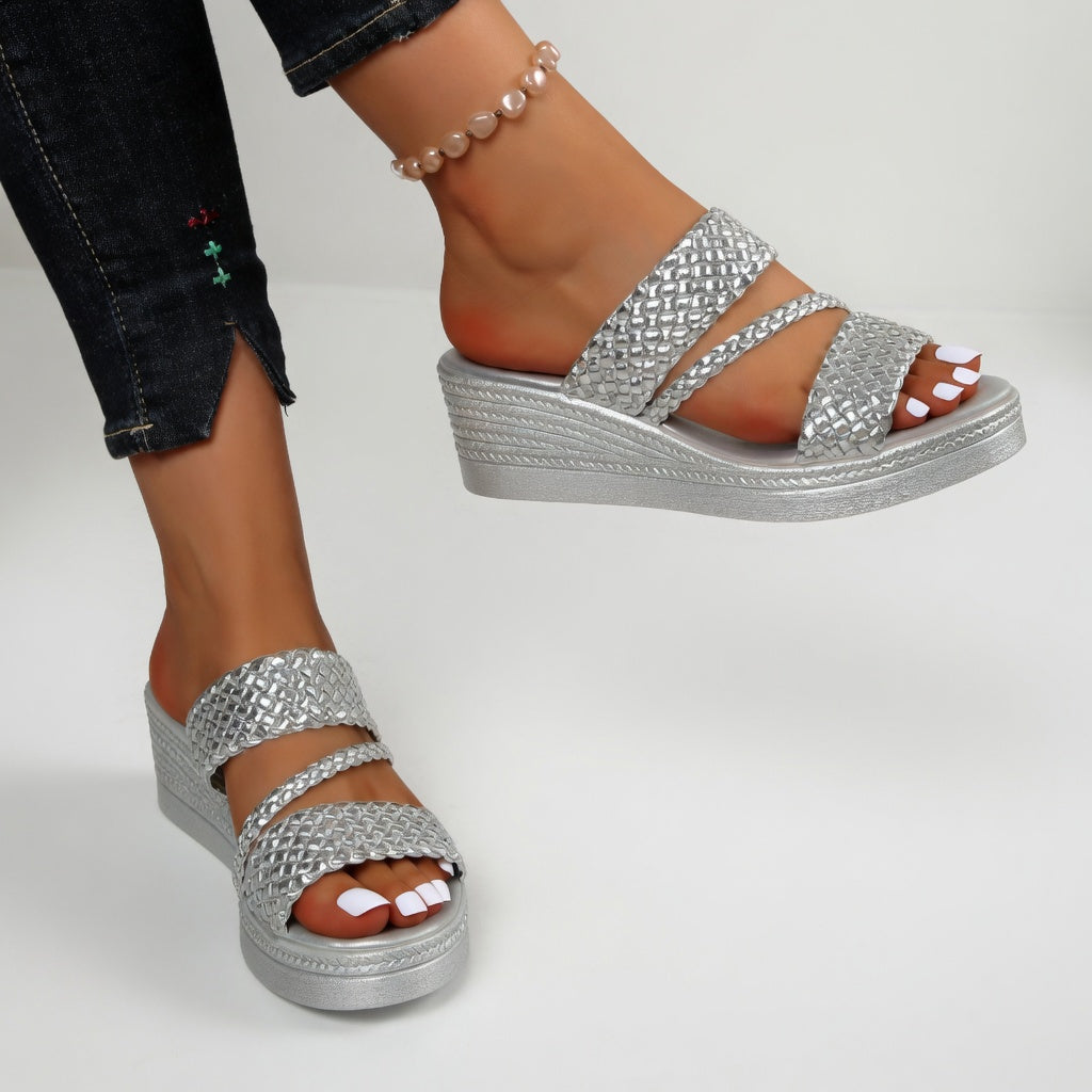Look estival avec ces sandales compensées femme, brides tressées, offrant confort et style chic.