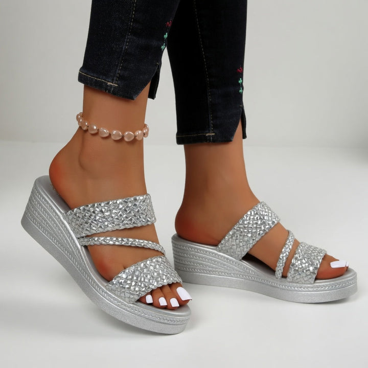 Sandales compensées pour femme avec brides tressées, idéales pour le printemps et l'été.