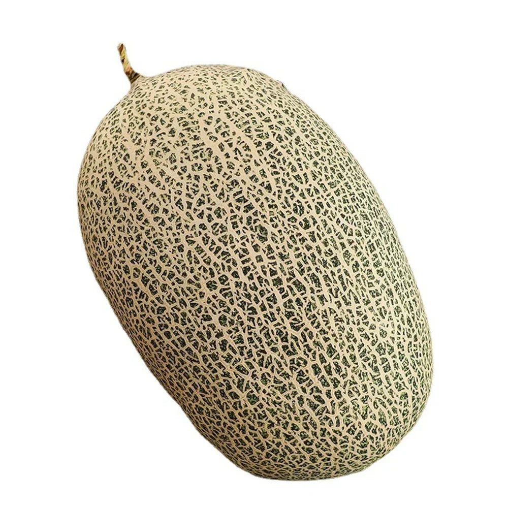 Coussin doux en peluche fraise, réaliste et ludique, idéal pour le confort et la décoration enfantine.