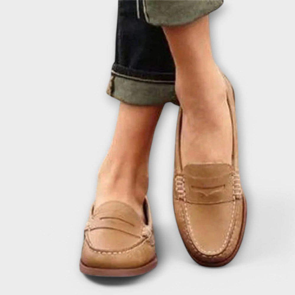 Mocassins classiques Eline noirs pour femmes. Chaussures élégantes et confortables, parfaites pour le bureau ou la ville.