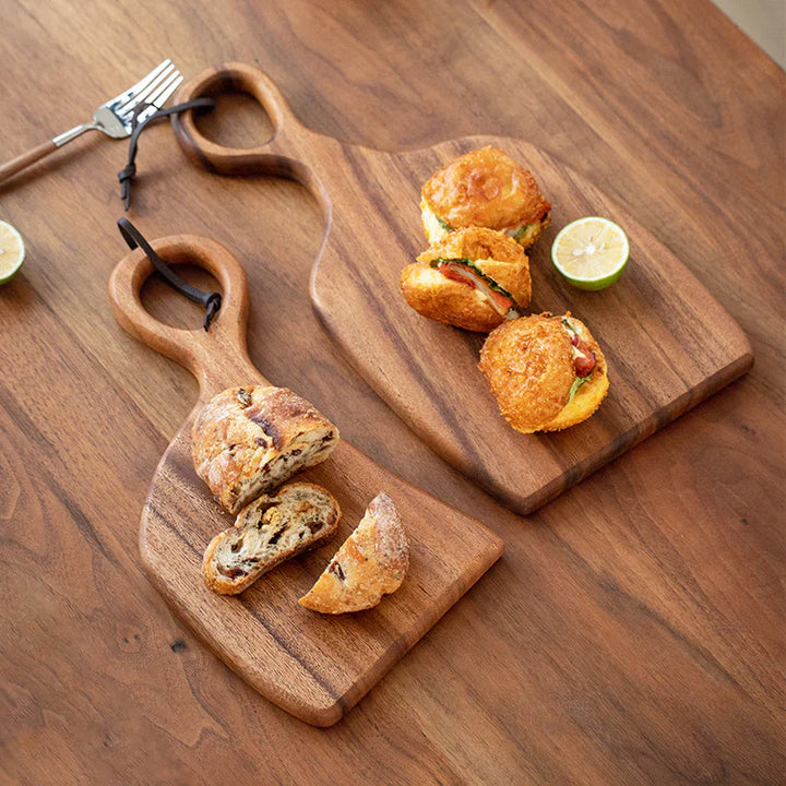 Cadeau maison : lot de 2 planches en noyer massif, parfaites pour la découpe et le service en cuisine.