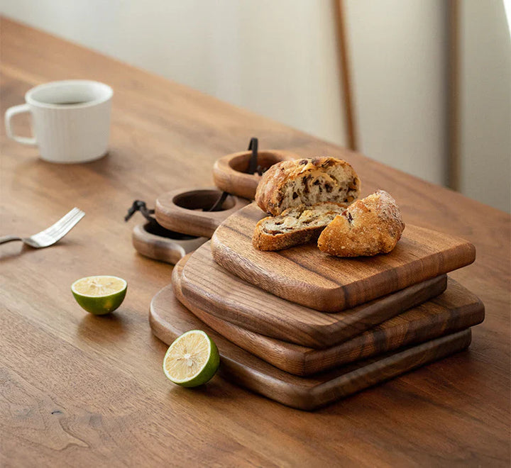 Planche de service en noyer massif pour la cuisine, polyvalente pour découper et présenter vos plats.