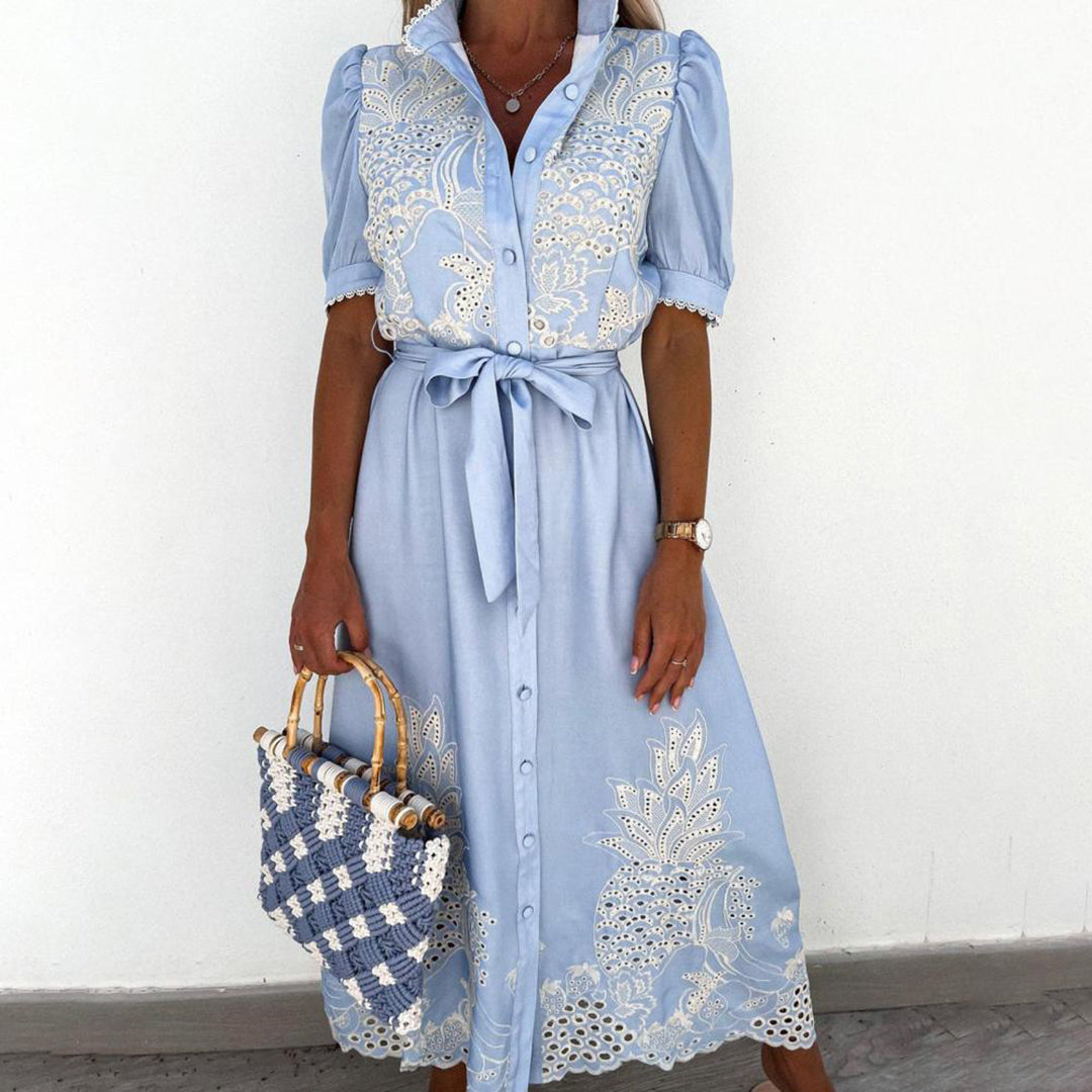 Maxi robe d'été décontractée en coton blanc et bleu clair avec broderie délicate pour la plage.