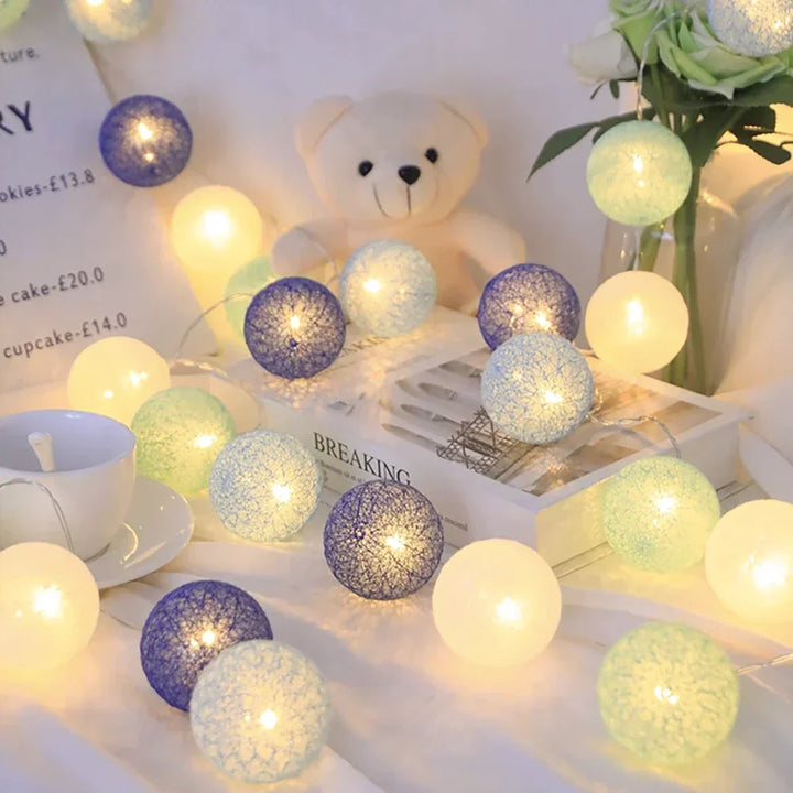 Lumière d'ambiance : guirlande décorative à boules de coton LED pour toute pièce.