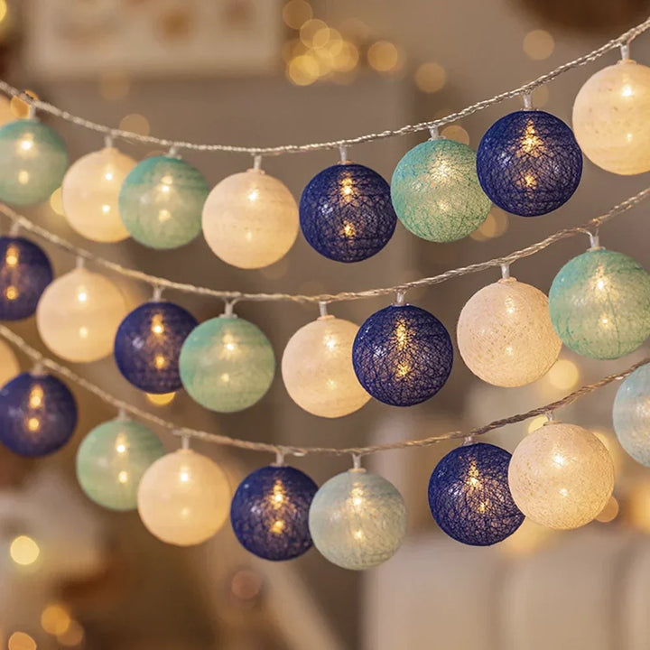 Guirlande lumineuse LED personnalisable avec boules de coton, décoration unique.