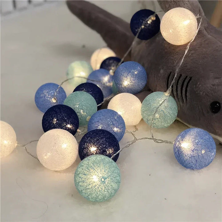 Guirlande lumineuse LED de décoration intérieure : boules de coton pour chambre d'enfant.