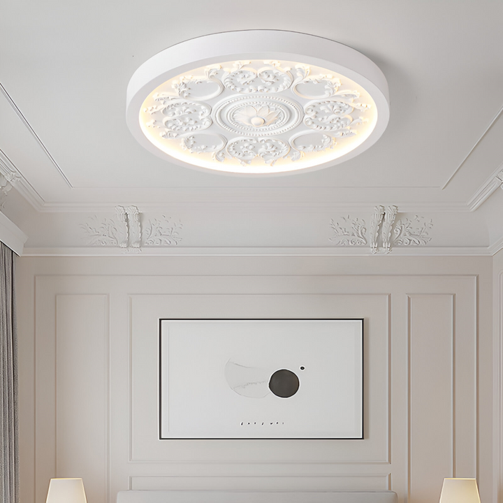 Plafonnier moderne LED sculpté, intensité réglable, crée une ambiance lumineuse design.