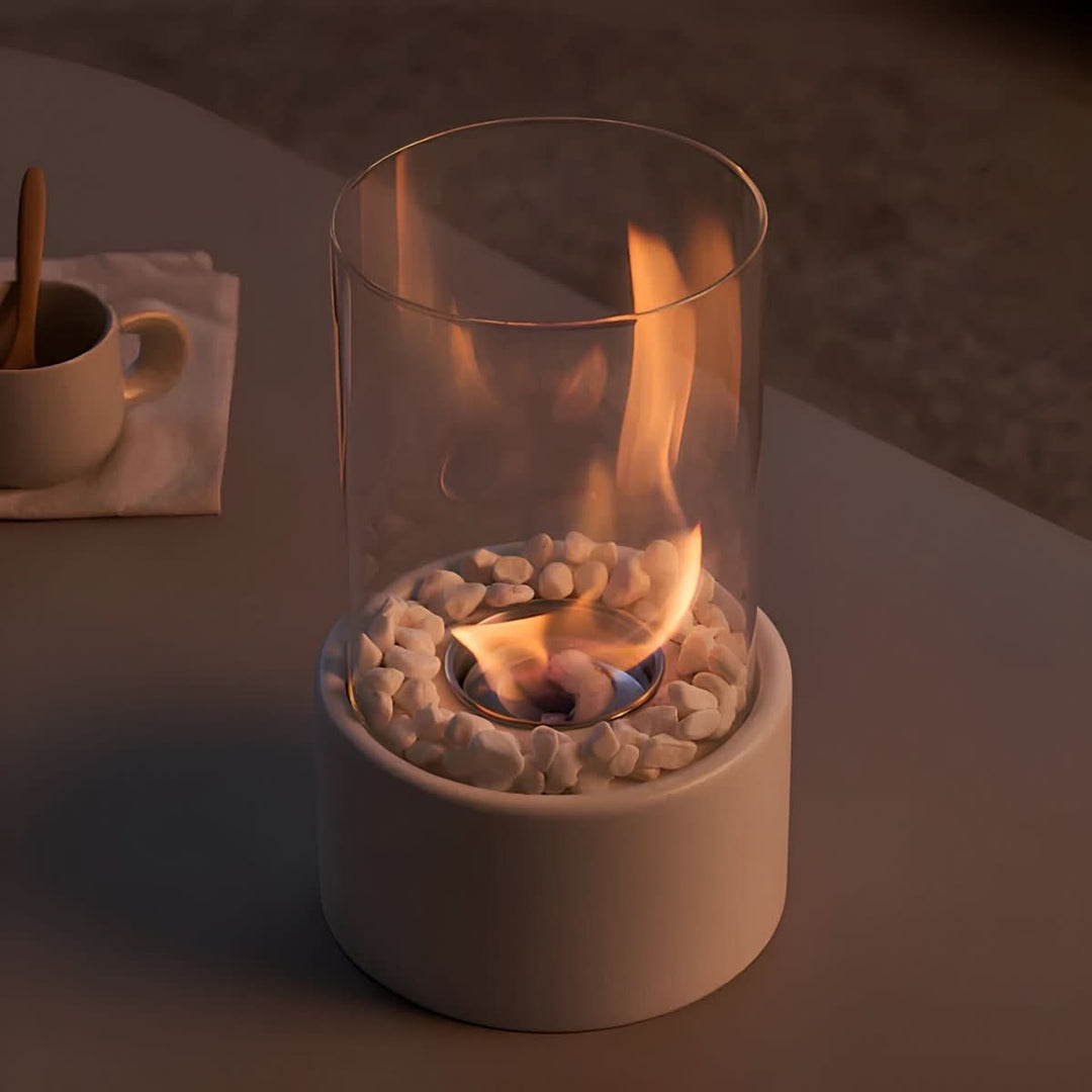 Flamme réelle d'une cheminée bioéthanol de table, lumière douce et décorative sans fumée ni odeur.