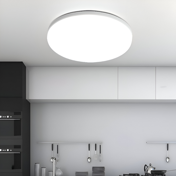 Plafonnier LED noir ultra fin, parfait pour un décor moderne et une lumière élégante.