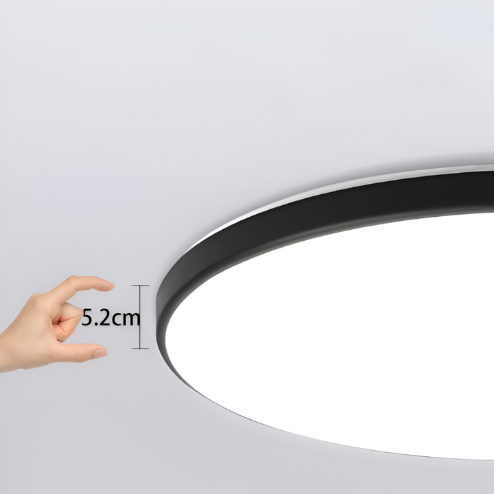 Plafonnier LED moderne et rond, diffusion de lumière homogène pour un confort visuel.