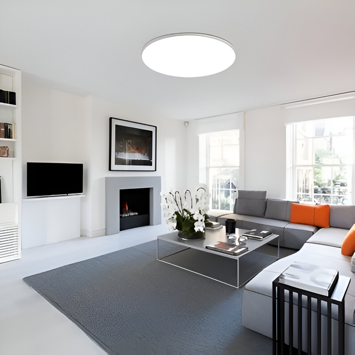Élégant plafonnier LED blanc ultra-plat, lumière douce pour intérieur contemporain.