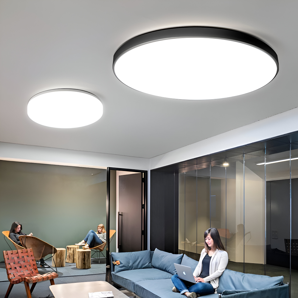 Installation facile : plafonnier LED rond, design contemporain et lumière efficace.