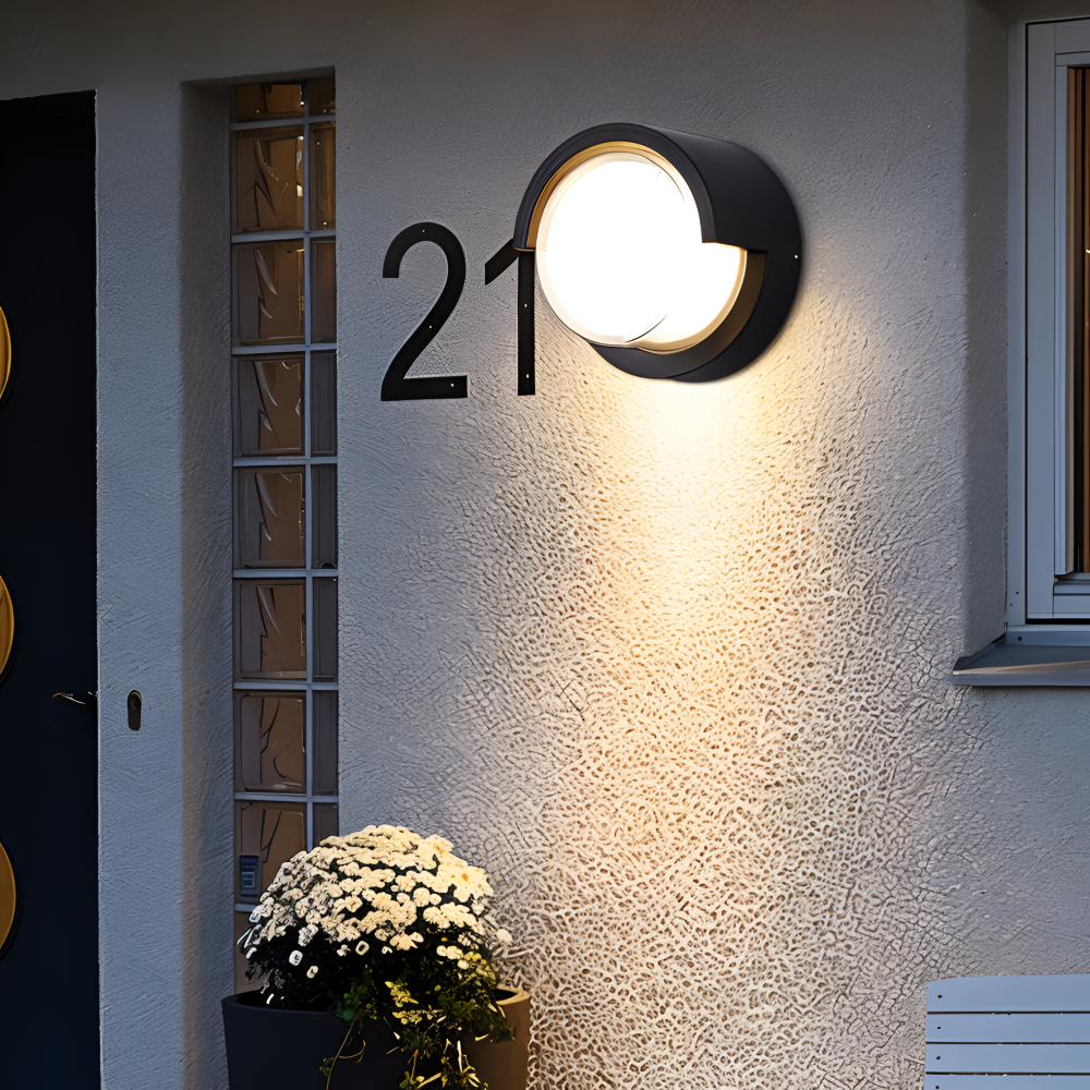 Lampe murale LED extérieure intelligente avec détecteur de mouvement, design nordique moderne.