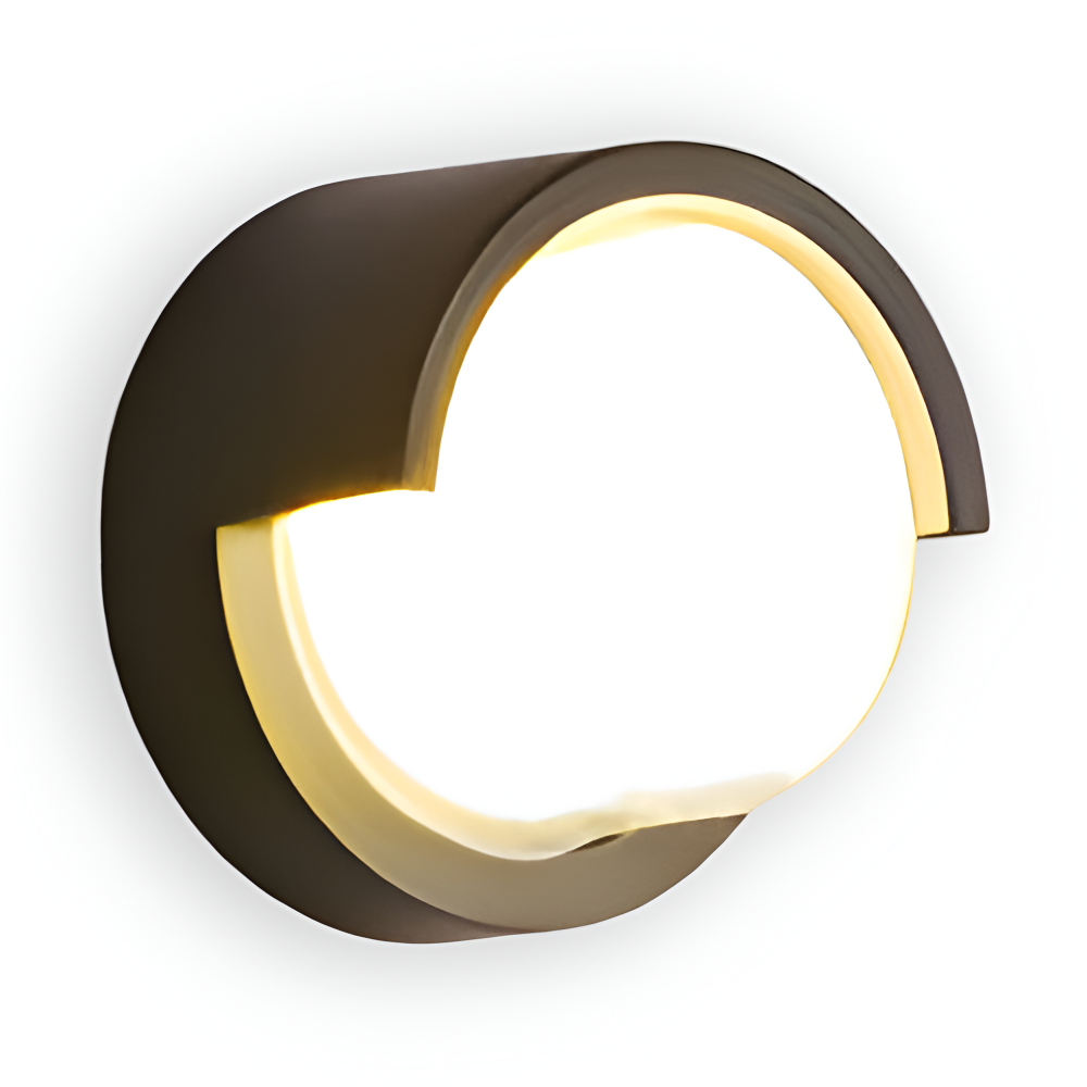 Gros plan : Capteur de mouvement intégré sur luminaire mural LED extérieur étanche IP65.