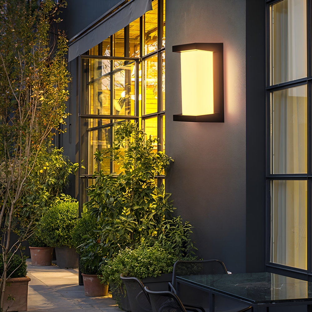 Éclairage mural extérieur LED automatique avec capteur de mouvement pour sécurité jardin.