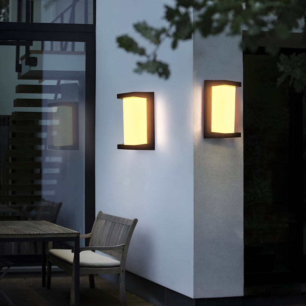 Luminaire extérieur LED intelligent, étanche IP65, économe en énergie. Parfait pour le jardin.