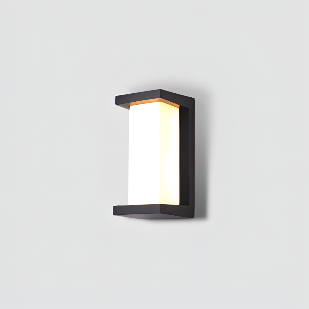 Lampe murale LED extérieure installée, sécurise l'entrée du jardin avec son capteur automatique.