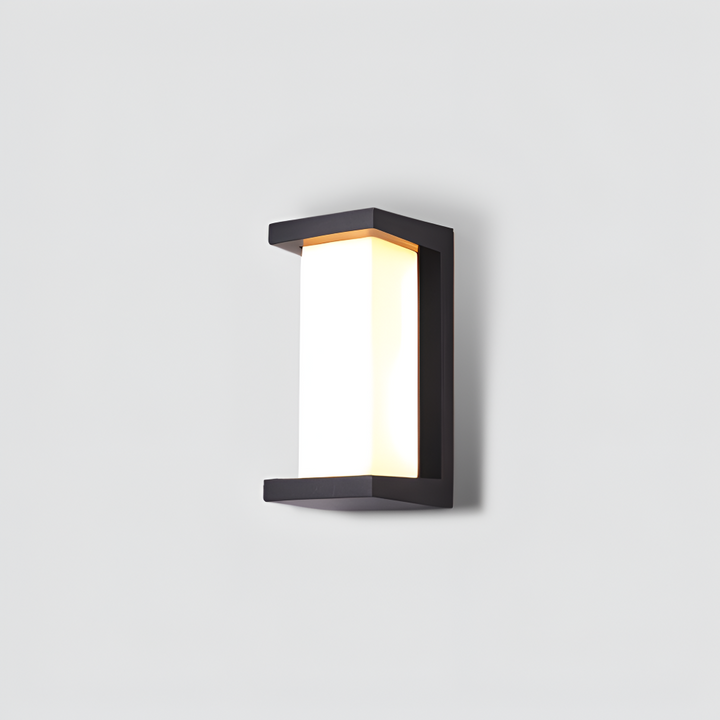 Lampe murale LED extérieure installée, sécurise l'entrée du jardin avec son capteur automatique.