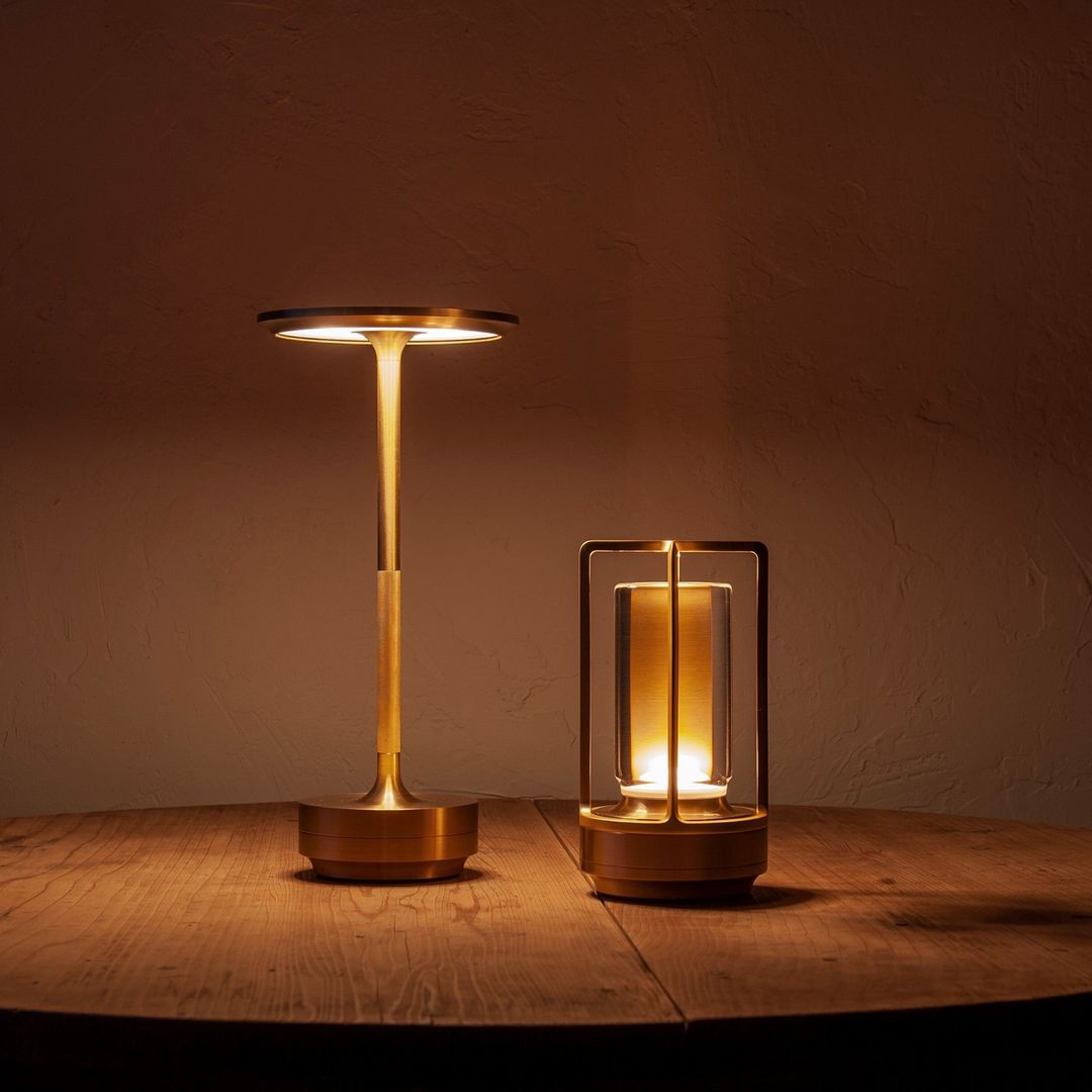 Lampe d'ambiance LED sans fil en cristal cylindrique. Parfaite pour table ou bureau, décoration moderne.