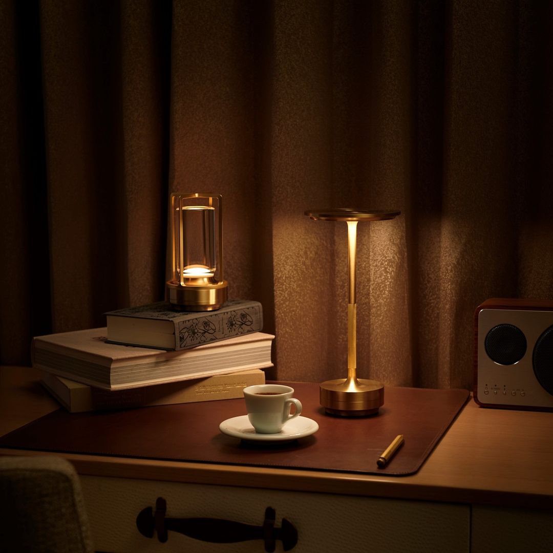 Lampe sans fil cylindrique en cristal et métal, LED. Idéale pour bureau, table d'appoint ou décoration.