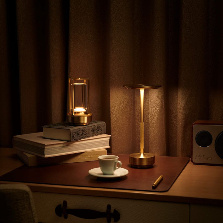 Lampe sans fil cylindrique en cristal et métal, LED. Idéale pour bureau, table d'appoint ou décoration.