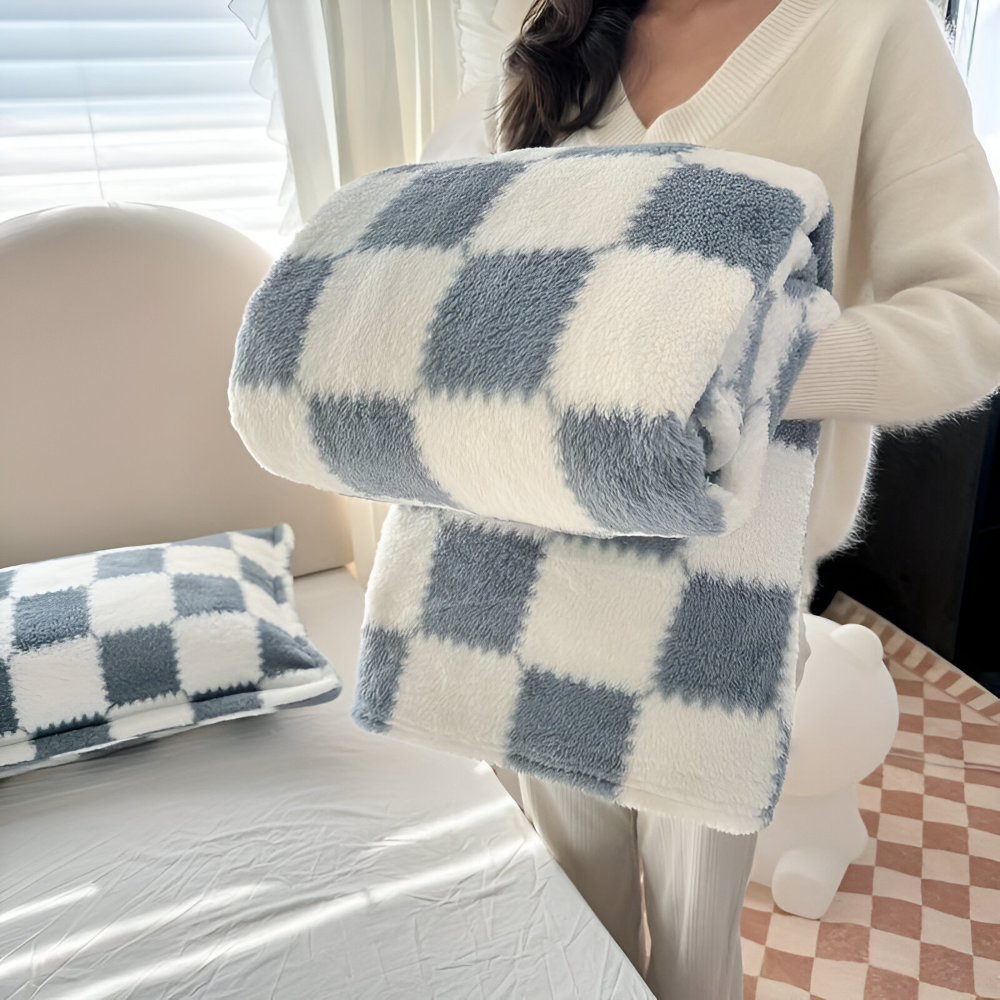 Plaid SnugFuz doux et coloré en polaire à carreaux, confortable pour le salon ou la chambre toute saison.