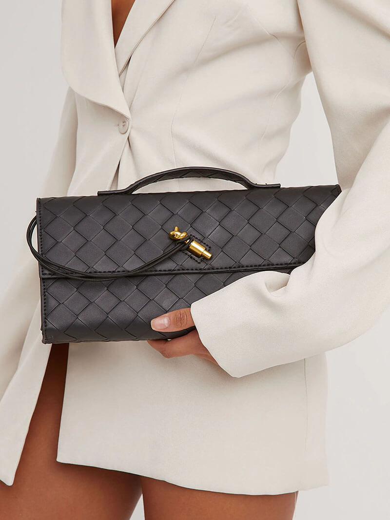 Sac à main tissé de luxe pour femme, design chic avec fermoir doré élégant et raffiné.