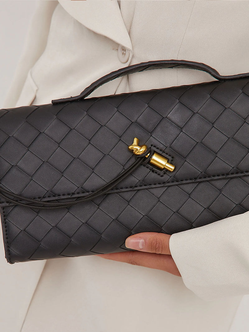 Chic sac à main femme, maroquinerie de luxe tissée, avec un fermoir doré éclatant.