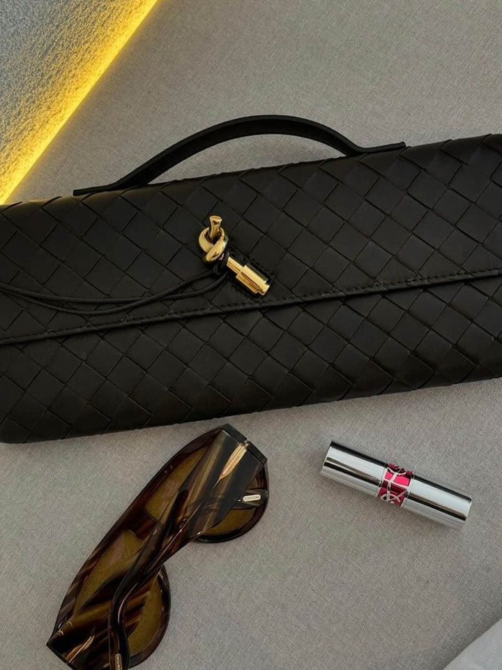 Sac à main fashion tissé, fermoir doré, maroquinerie de luxe pour la femme branchée.
