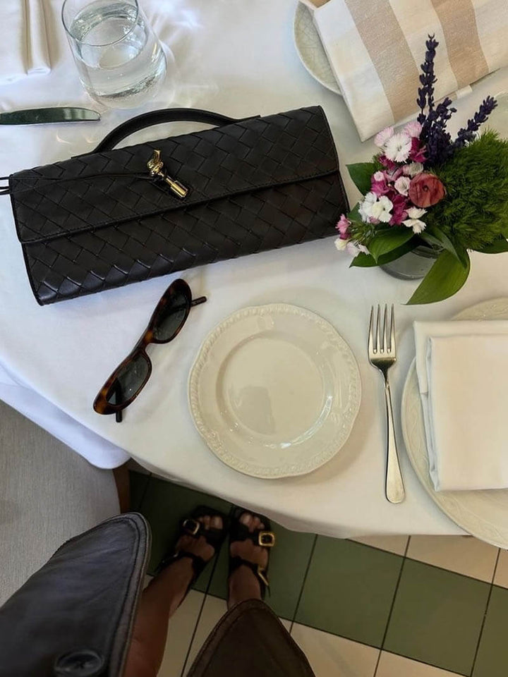 Sac bandoulière tissé de luxe, fermoir doré, accessoire élégant et pratique pour femme.
