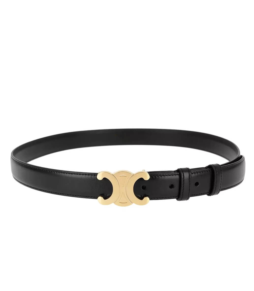 Gros plan sur la boucle dorée d'une ceinture femme élégante et tendance. Détail de qualité.