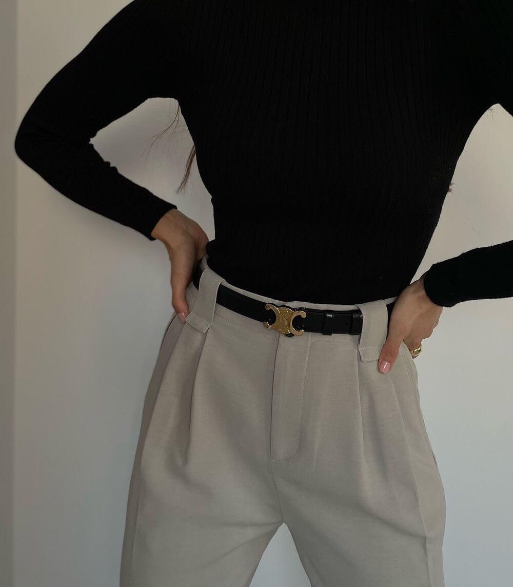 Ceinture marron pour femme, accessoire mode polyvalent. Boucle dorée élégante et chic.