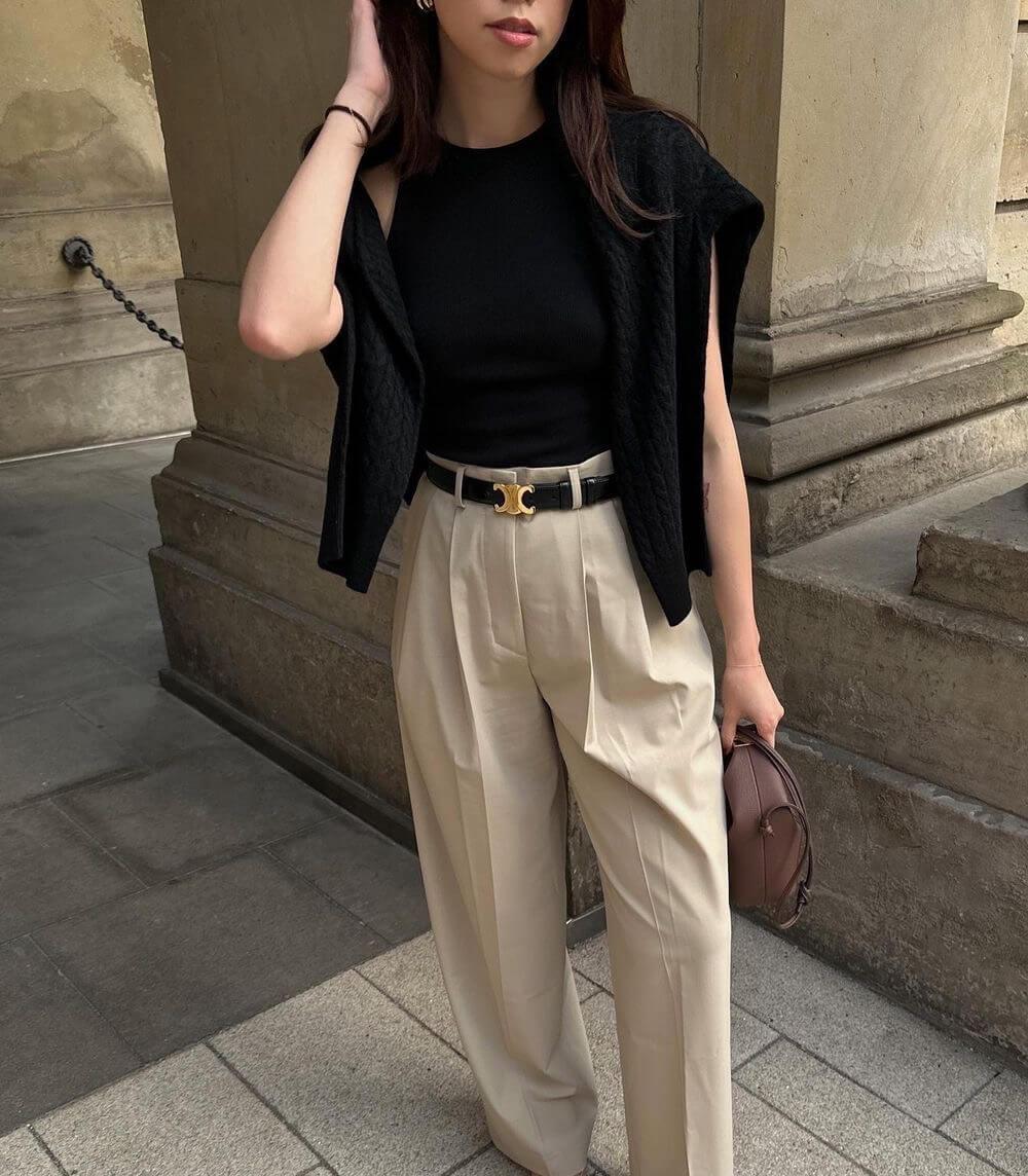 Ceinture femme blanche, élégante et tendance avec boucle dorée. Parfaite pour toute tenue.