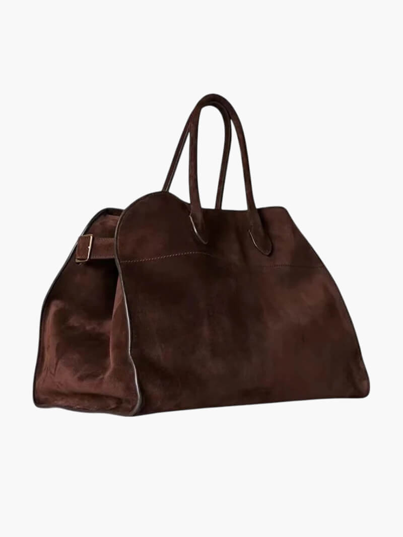Texture du cuir de luxe sur un sac bandoulière femme, qualité supérieure et finitions impeccables.