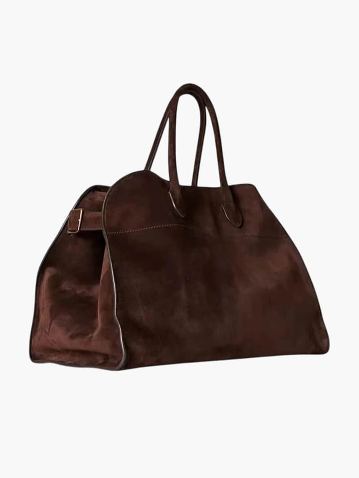 Texture du cuir de luxe sur un sac bandoulière femme, qualité supérieure et finitions impeccables.