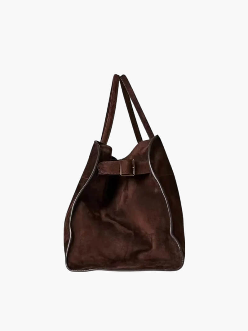 Détail de la boucle dorée du sac bandoulière en cuir, un accessoire chic et raffiné.