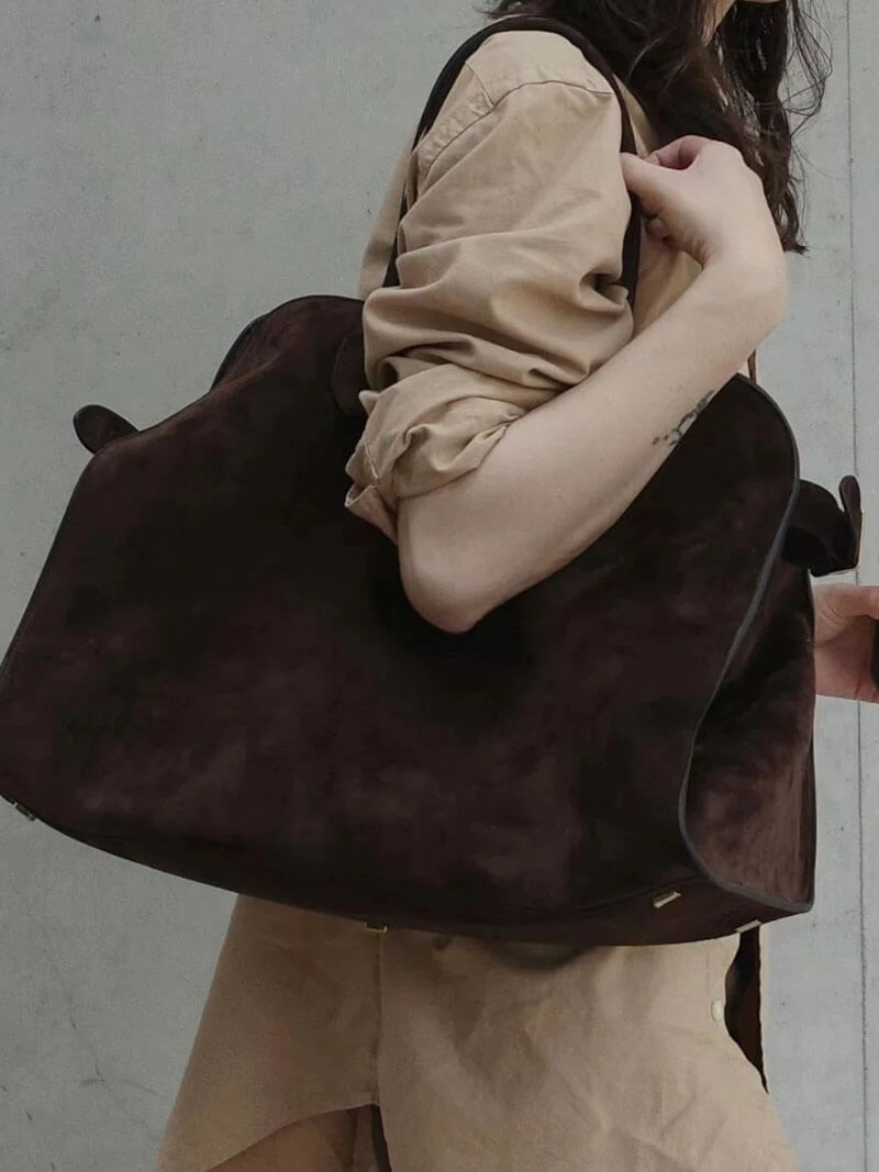Sac bandoulière femme en cuir, assez grand pour vos essentiels quotidiens : téléphone, portefeuille, clés.