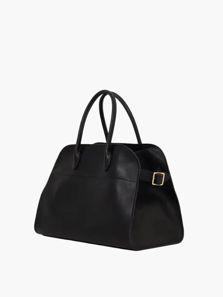 Femme portant un sac bandoulière en cuir noir, affichant un style décontracté mais élégant au quotidien.