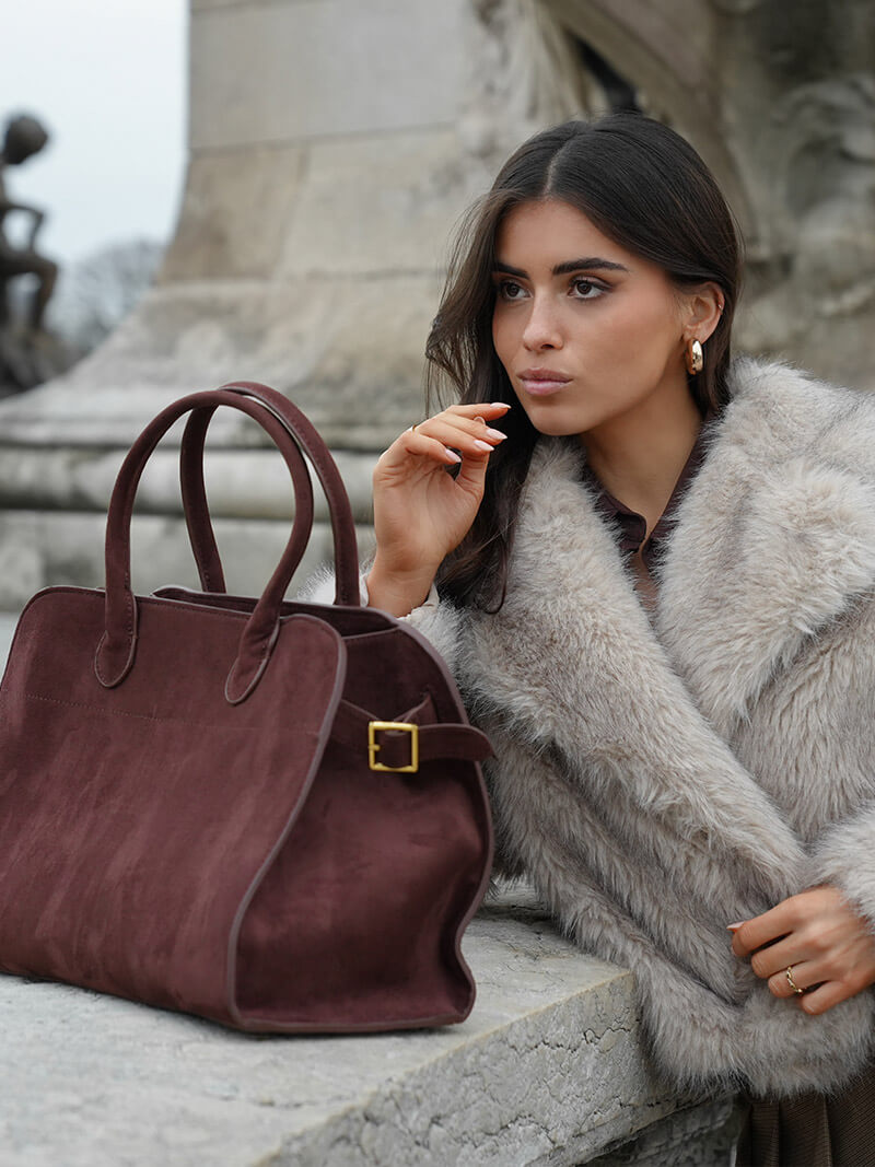 Vue arrière du sac bandoulière femme en cuir, design épuré et pratique avec une poche discrète.