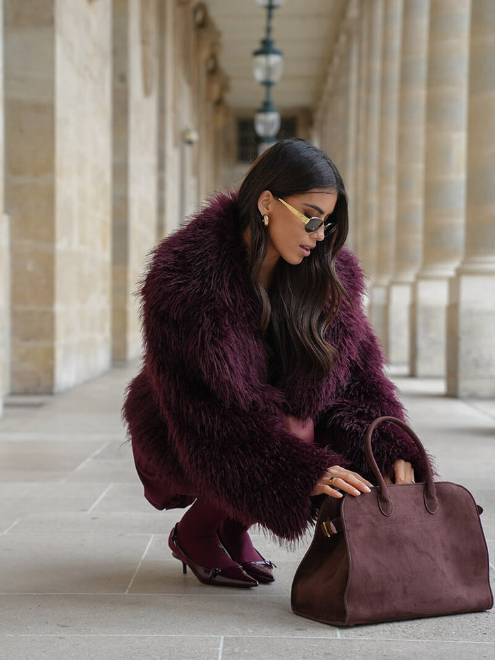 Profil latéral du sac bandoulière femme en cuir, forme structurée et élégante qui tient bien en place.