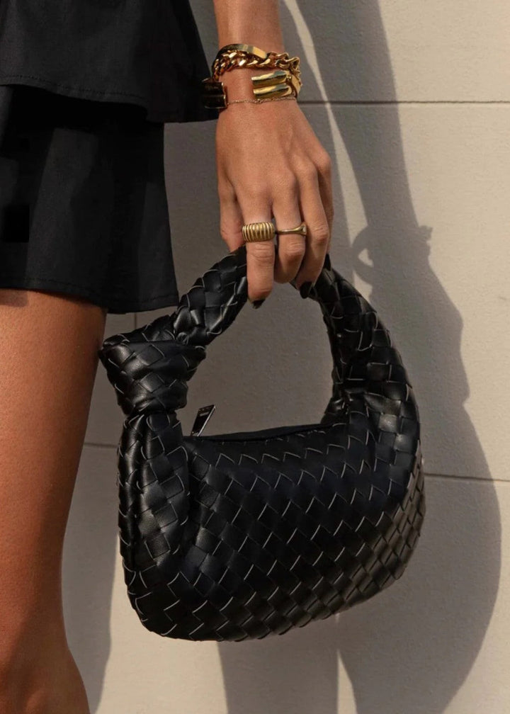 Mini sac tressé élégant en similicuir pour femme, accessoire mode chic et polyvalent.