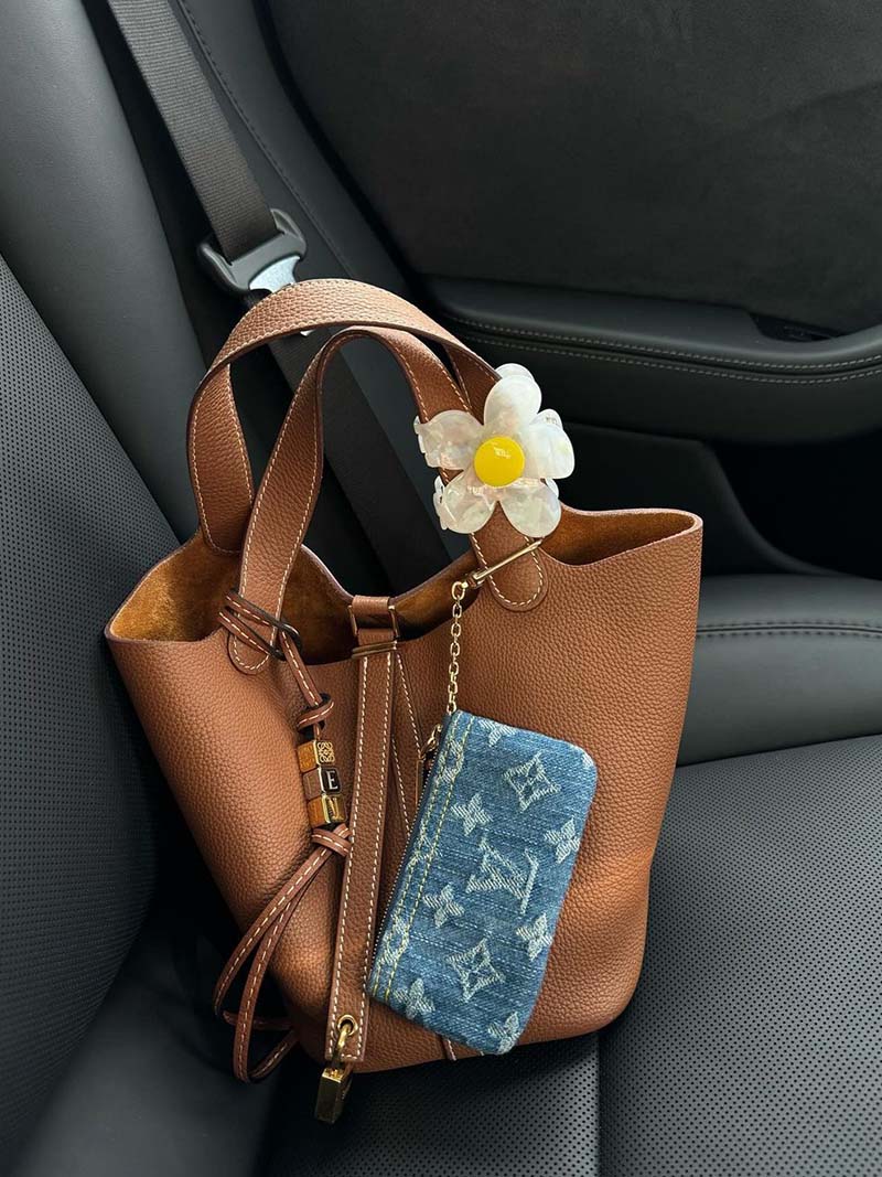 Sac fourre-tout femme chic et organisé, en cuir durable. Un sac à main élégant pour toutes vos affaires.