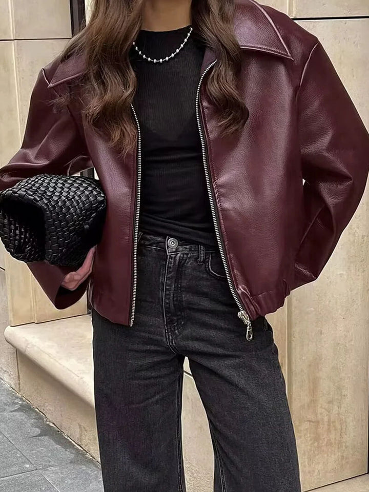 Veste élégante femme oversize zippée couleur bordeaux, un vêtement mode idéal pour l'automne.