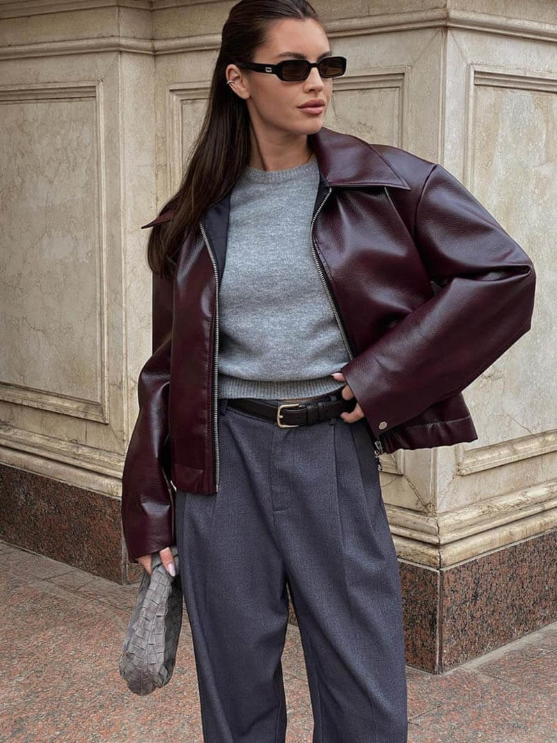 Veste bordeaux oversize pour femme, coupe tendance et zip frontal, mode printanière et automnale.