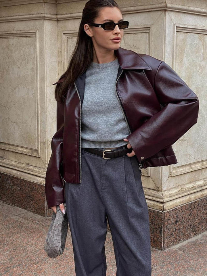 Veste bordeaux oversize pour femme, coupe tendance et zip frontal, mode printanière et automnale.