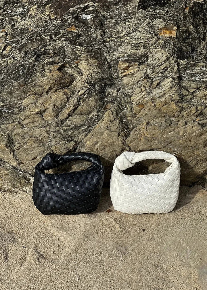 Sac femme tressé, accessoire mode polyvalent en similicuir, idéal pour le jour comme la nuit.