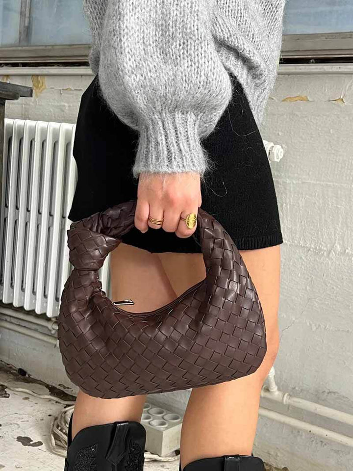 Sac chic tressé femme, bandoulière réglable. Parfait pour usage quotidien ou sortie élégante.