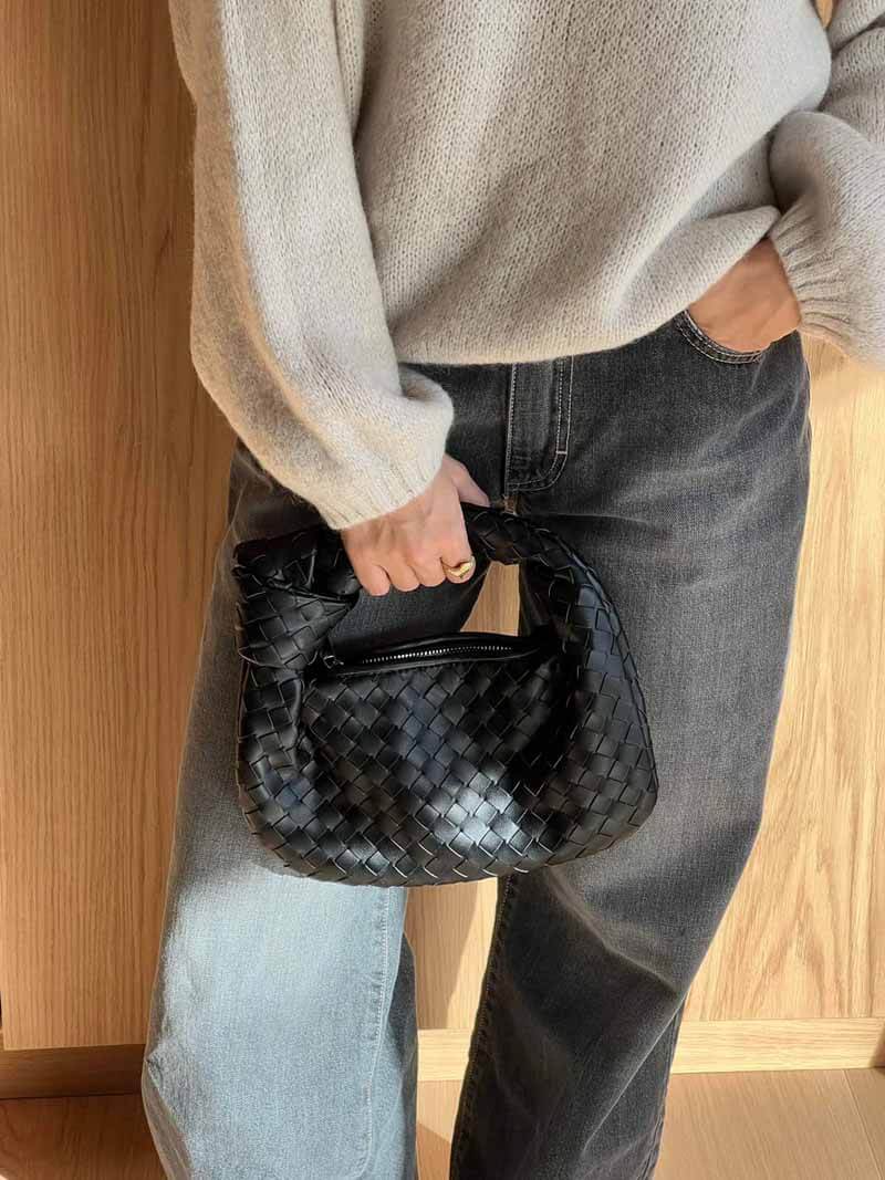 Sac élégant tressé artisanal femme. Style intemporel, ajoute une touche de sophistication mode.