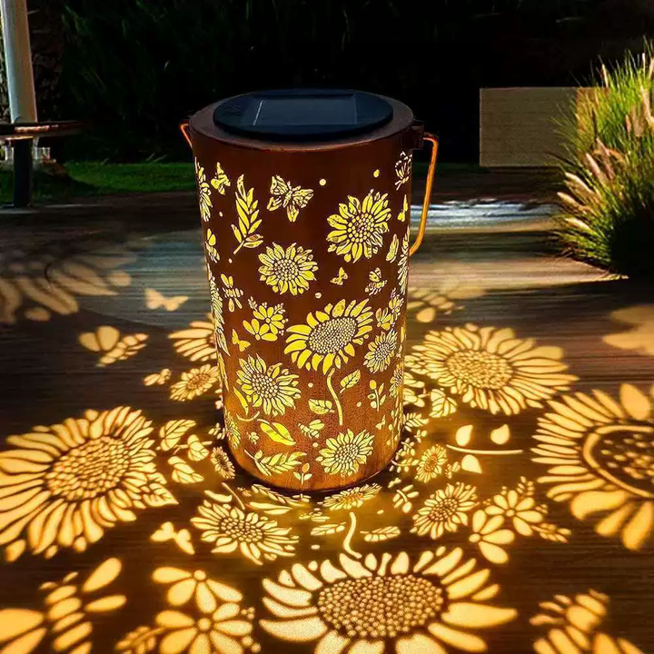 Lanterne solaire décorative en métal avec projection florale, ambiance lumineuse pour jardin et balcon.